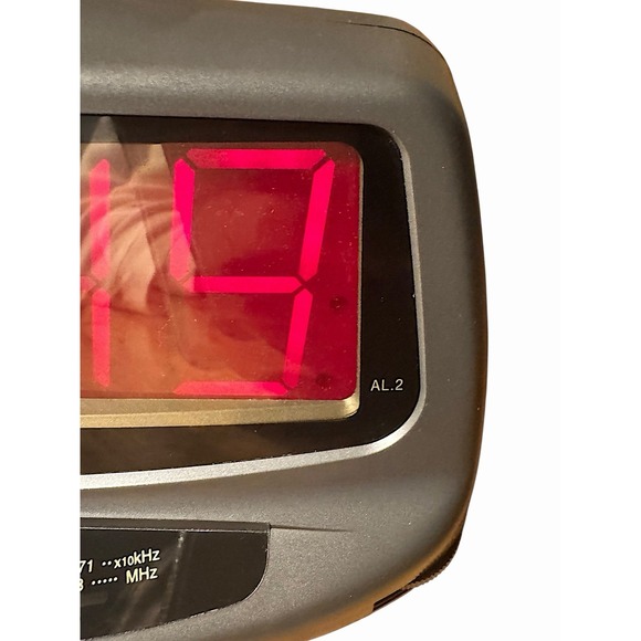 White-Westinghouse Digital Alarm Clock Radio Dual Power WCR-11108 Vintage - Picture 4 of 8